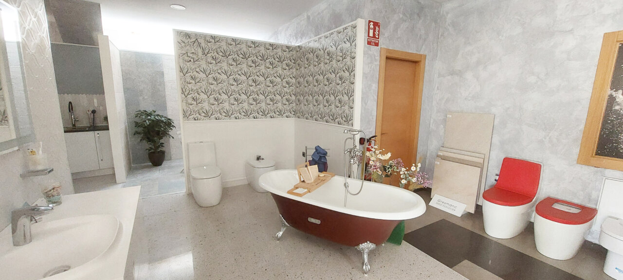 Muestra de un baño con bañera y sanitarios en Aislamientos Javier