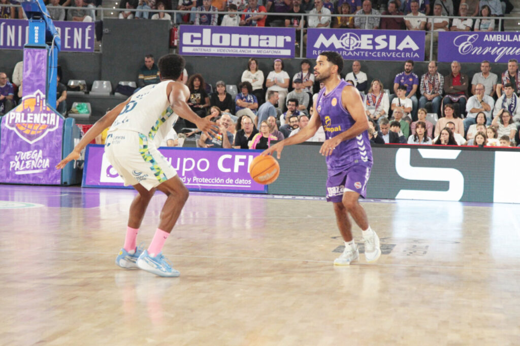 Jugador de baloncesto en acción durante un partido en Palencia