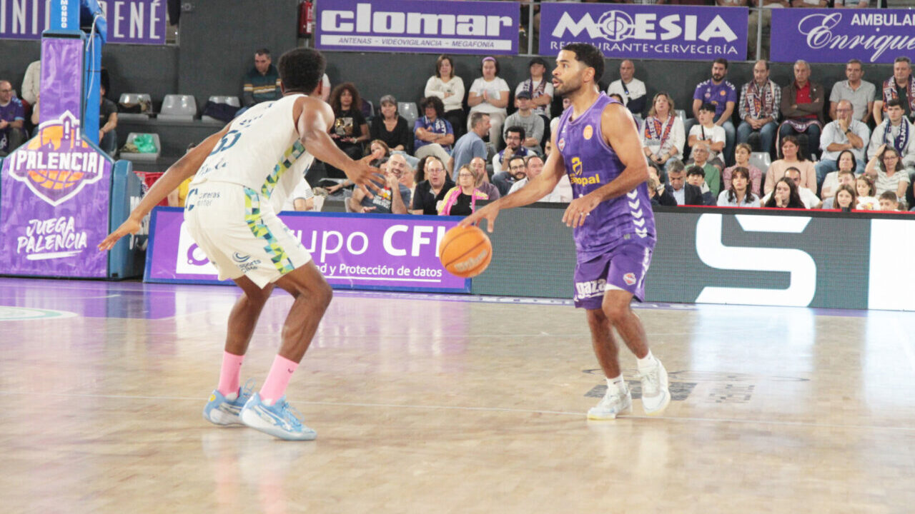 Jugador de baloncesto en acción durante un partido en Palencia