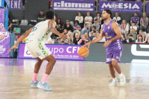 Jugador de baloncesto en acción durante un partido en Palencia