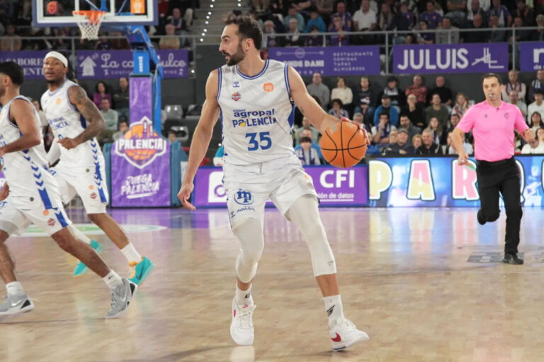 Álvaro Muñoz jugando baloncesto con el balón en la mano