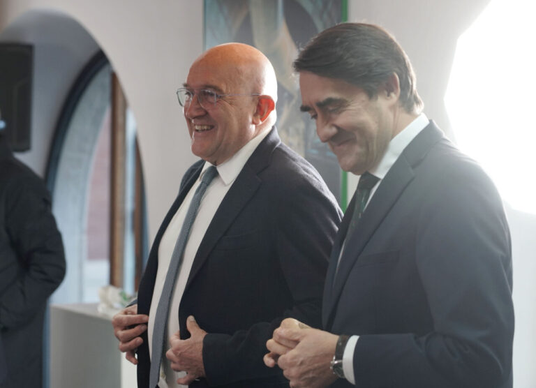 Dos hombres sonriendo durante un evento relacionado con transportes en Valladolid
