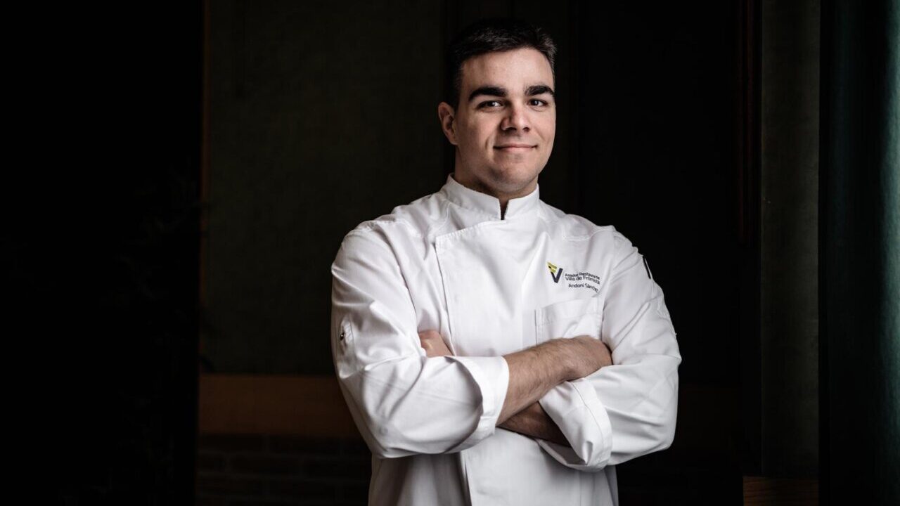Chef Andoni Sánchez posando con brazos cruzados en su cocina