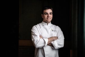 Chef Andoni Sánchez posando con brazos cruzados en su cocina