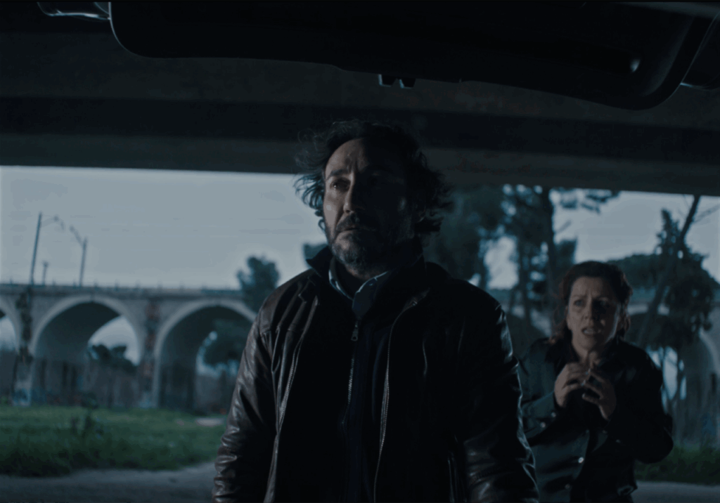 Escena del cortometraje Ángulo muerto con dos personajes en un entorno oscuro.