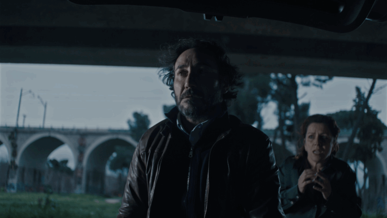 Escena del cortometraje Ángulo muerto con dos personajes en un entorno oscuro.