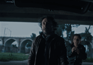 Escena del cortometraje Ángulo muerto con dos personajes en un entorno oscuro.