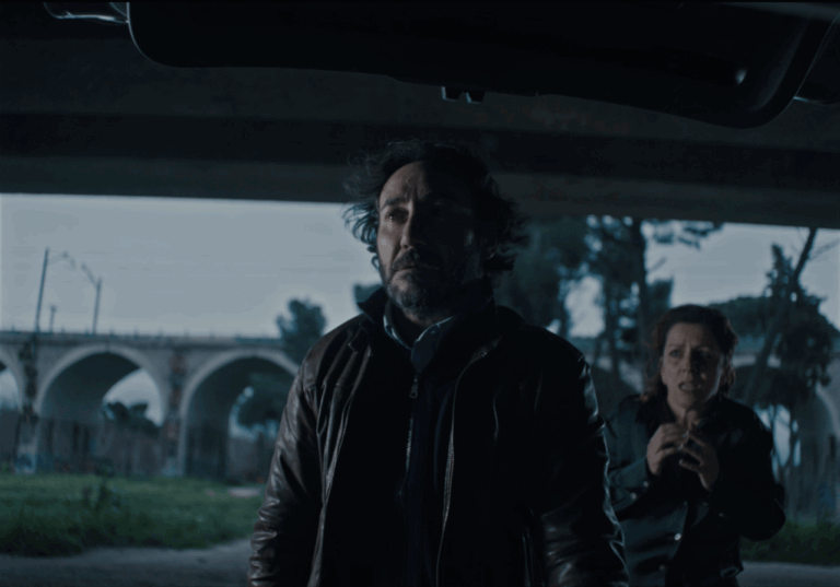 Escena del cortometraje Ángulo muerto con dos personajes en un entorno oscuro.