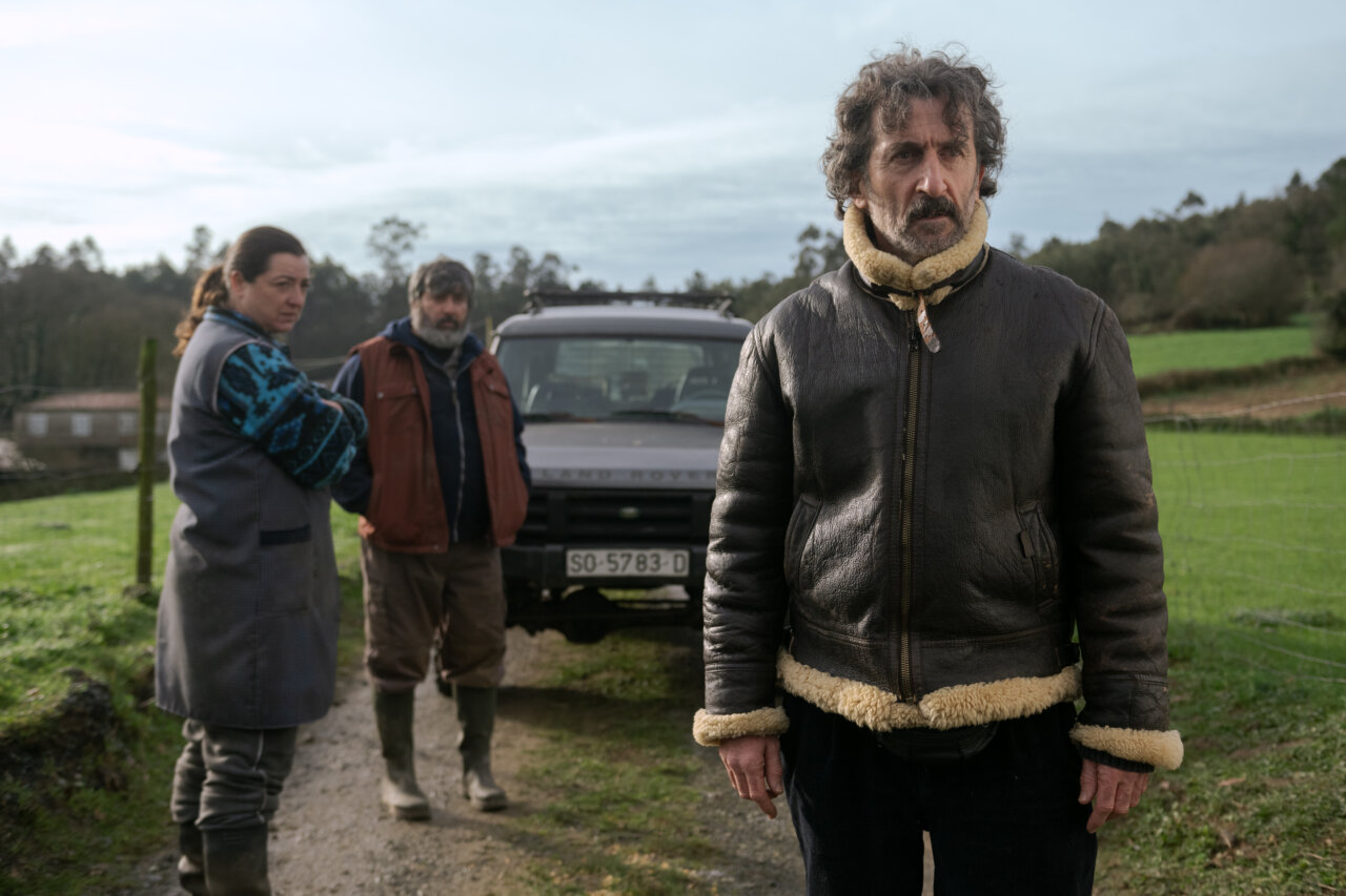 Tres personas en un paisaje rural, en un evento cinematográfico.