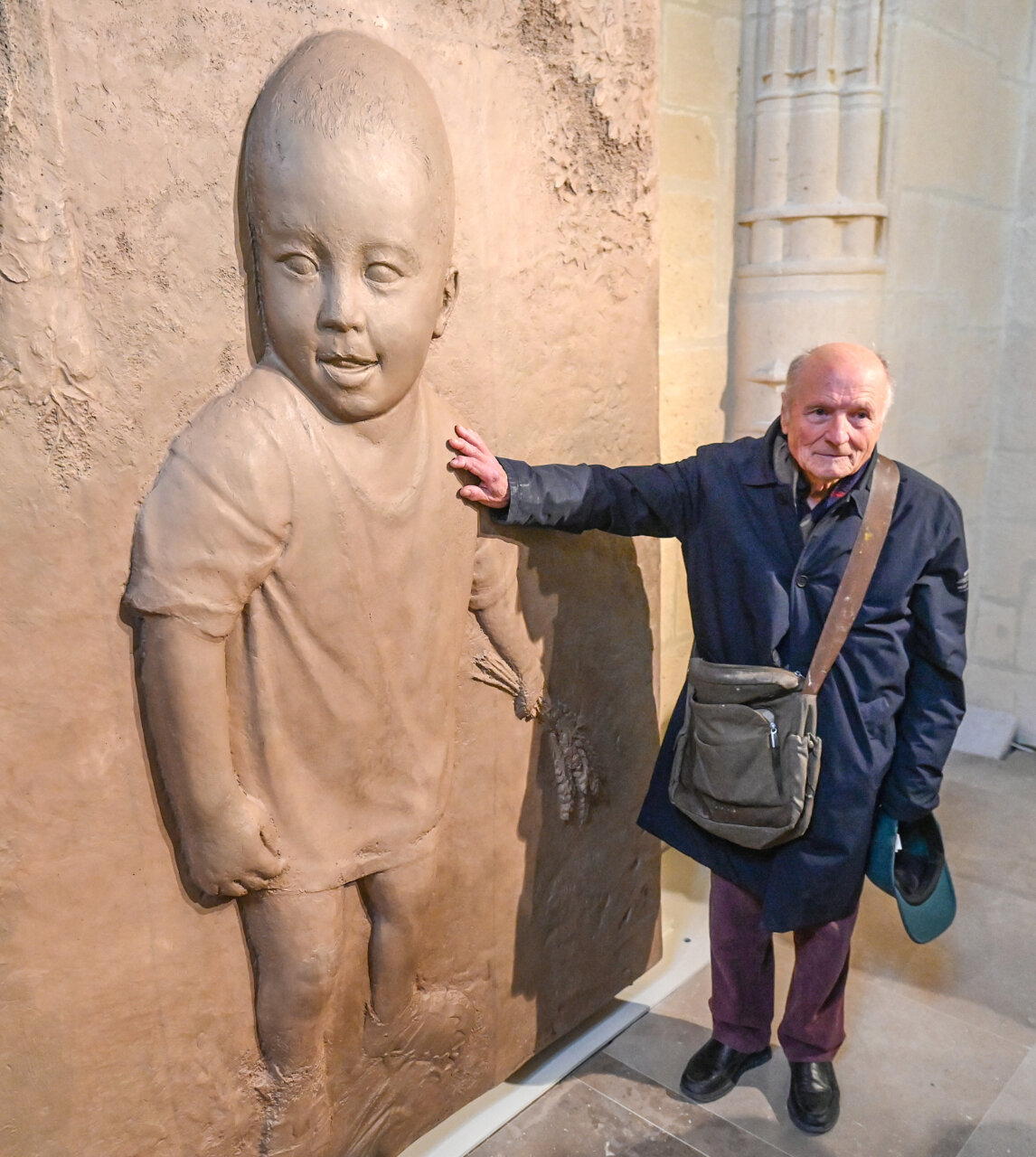 Antonio López junto a su escultura en la Catedral de Palencia