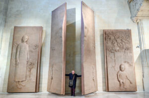 Esculturas de Antonio López en la Catedral de Palencia con un hombre de pie entre ellas.