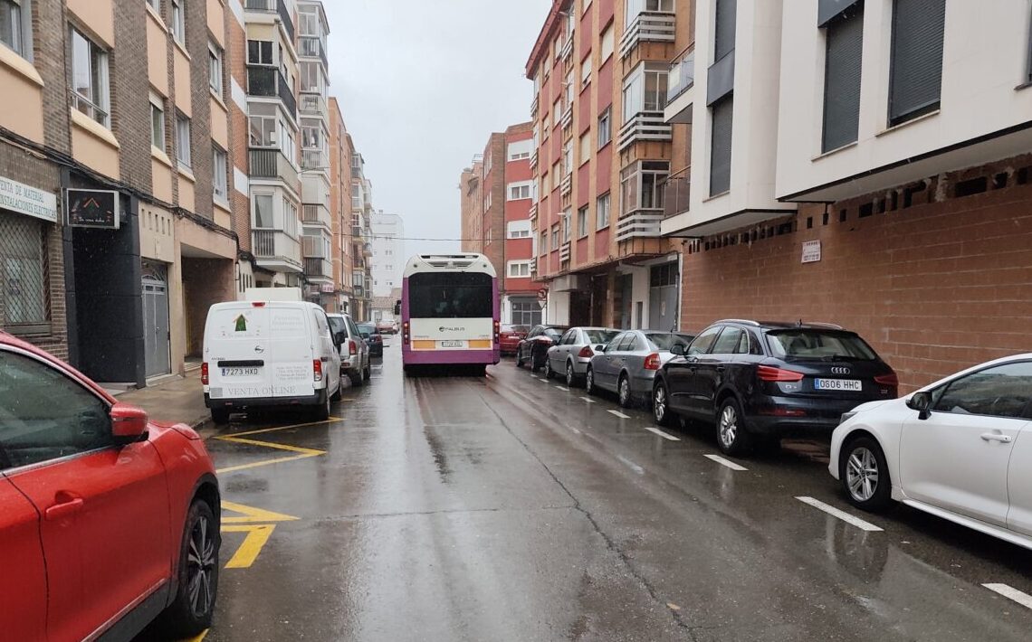 Autobús en la calle Navas de Tolosa con tráfico y edificios alrededor.