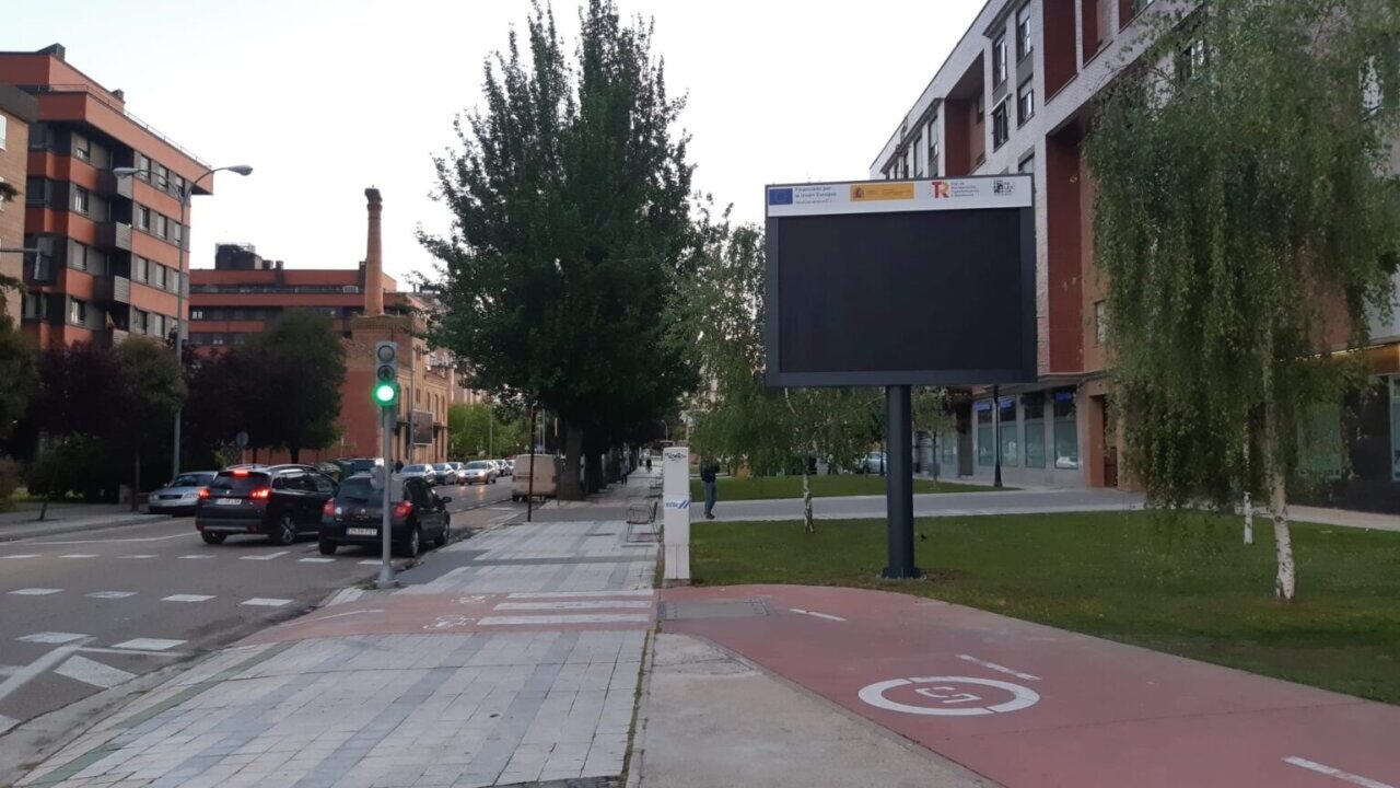 Vista de la avenida de Cuba en Palencia con tráfico y semáforo en verde