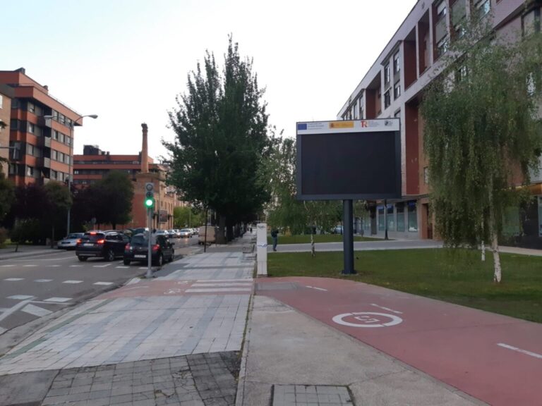 Vista de la avenida de Cuba en Palencia con tráfico y semáforo en verde