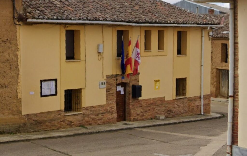 Vista del Ayuntamiento de Ledigos con banderas en la fachada