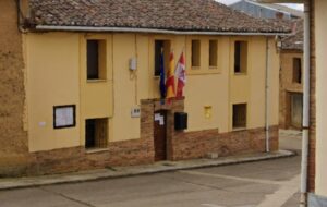 Vista del Ayuntamiento de Ledigos con banderas en la fachada