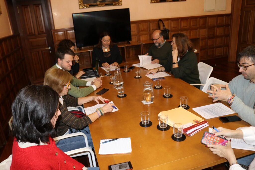 Reunión del Ayuntamiento de Palencia sobre contrato de servicios informáticos.