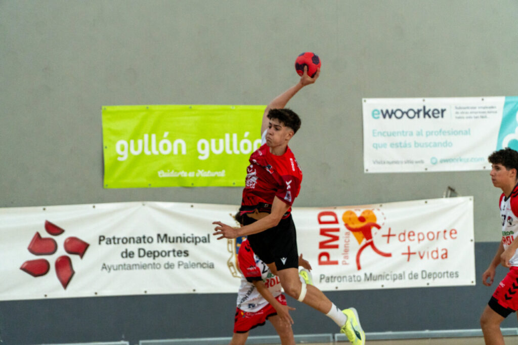 Jugador de balonmano lanzando el balón en un partido del Odisea.