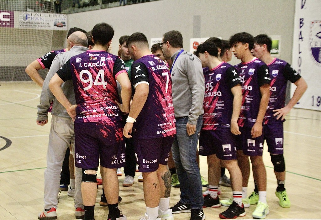 Jugadores del Palausa Balopal en un tiempo muerto durante un partido de balonmano.