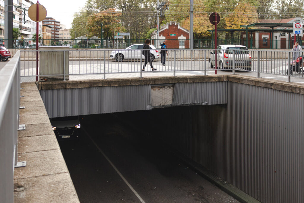 Camión atascado en el túnel de la avenida de Santander en Palencia