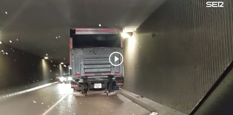 Camión atascado en un túnel de Palencia, mostrando la parte trasera del vehículo.