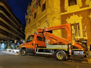 Camión de plataforma de la Diputación de Palencia en la noche