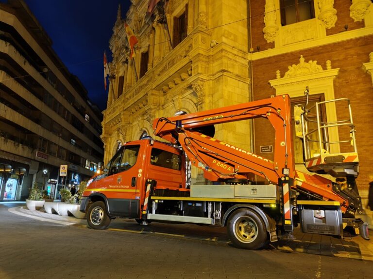 Camión de plataforma de la Diputación de Palencia en la noche