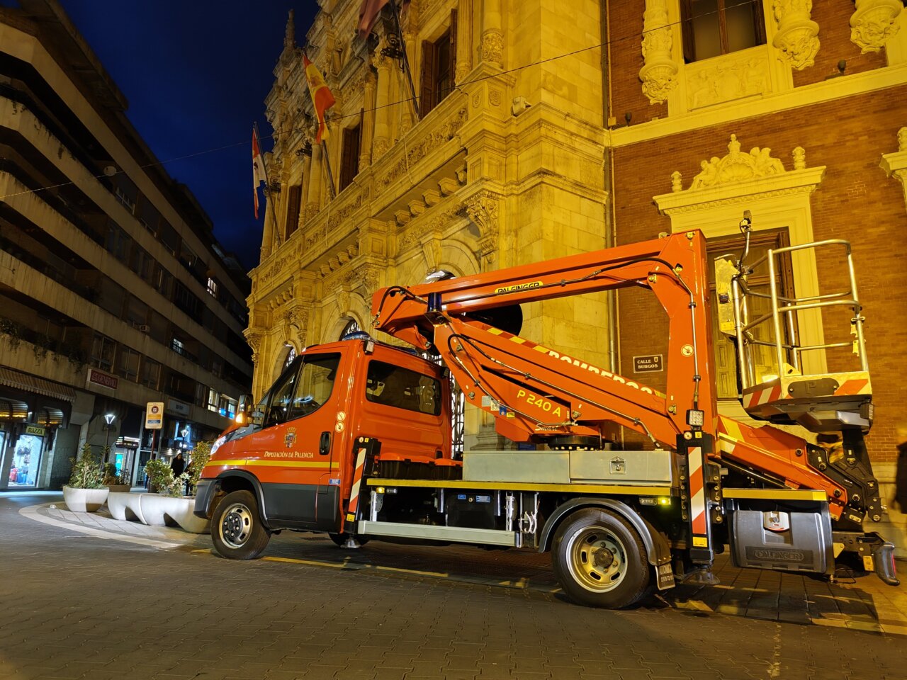 Camión de plataforma de la Diputación de Palencia en la noche