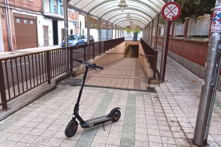 Patinete eléctrico en un paso subterráneo en Palencia