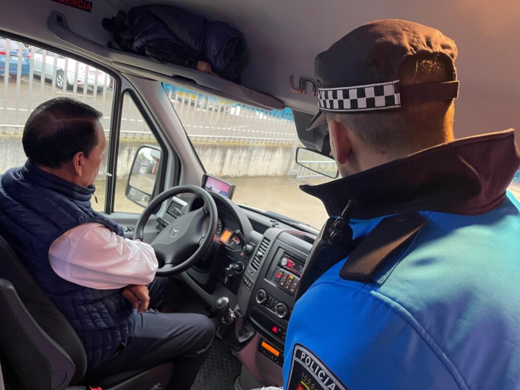 Policía revisando un vehículo de transporte escolar en Palencia