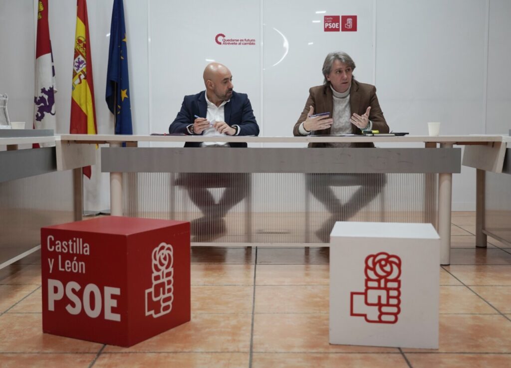 Carlos Martínez discutiendo sobre enmienda a los presupuestos en reunión del PSOE