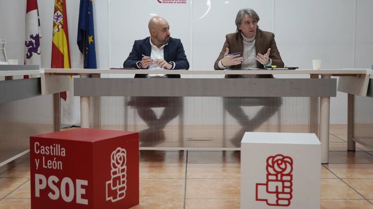 Carlos Martínez discutiendo sobre enmienda a los presupuestos en reunión del PSOE