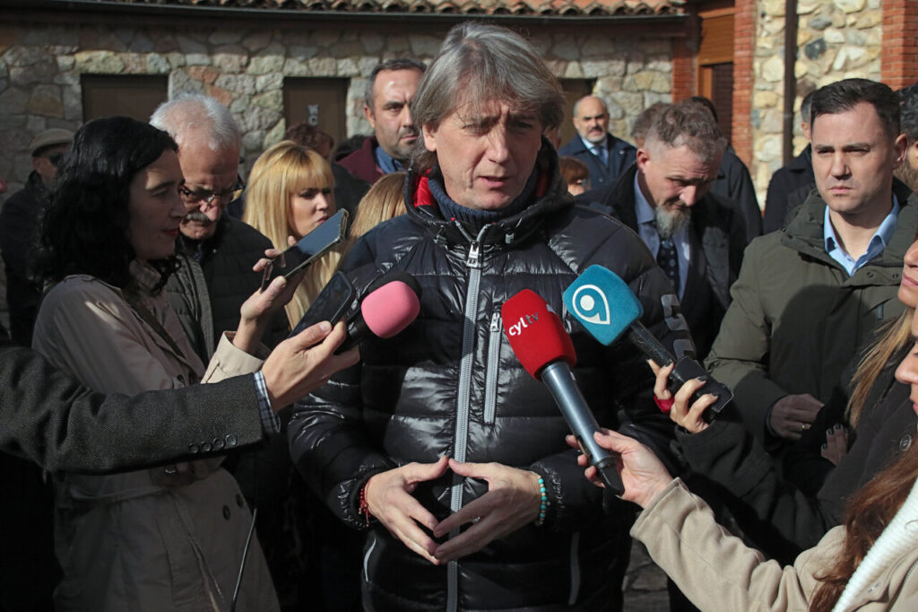 Carlos Martínez hablando con periodistas en Palencia sobre corrupción.