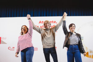 Carlos Martínez y otros candidatos levantando las manos en un evento sobre vivienda