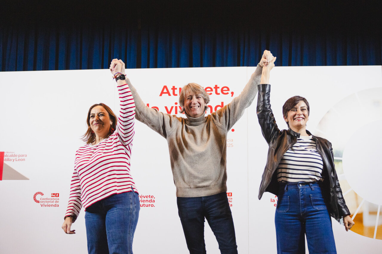 Carlos Martínez y otros candidatos levantando las manos en un evento sobre vivienda