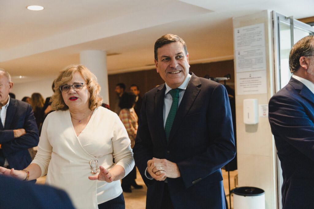 Carlos Fernández Carriedo y otros en evento sobre ciberseguridad y digitalización.