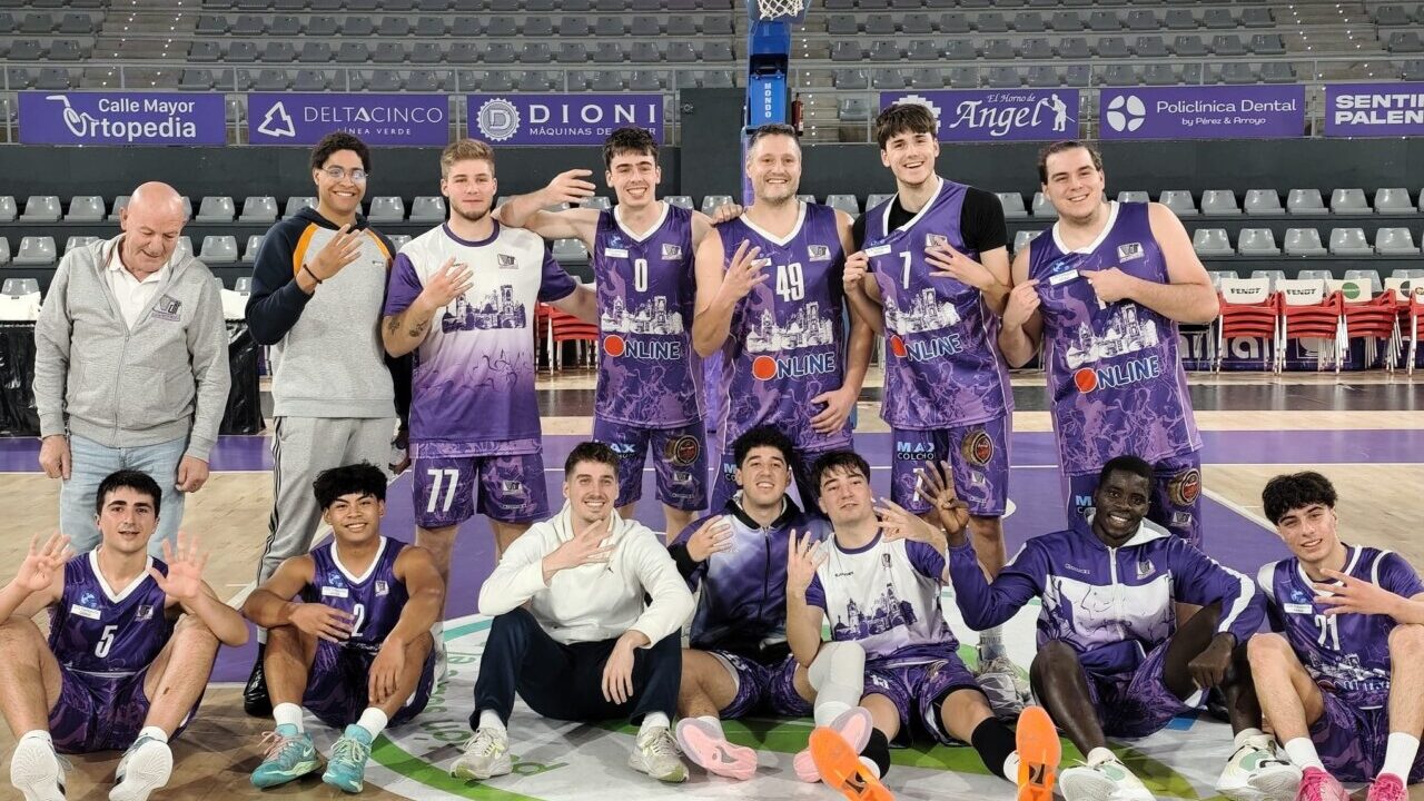 Jugadores del C.B. Palencia Online celebrando su victoria en la cancha