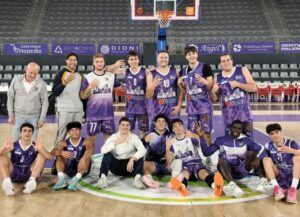 Jugadores del C.B. Palencia Online celebrando su victoria en la cancha