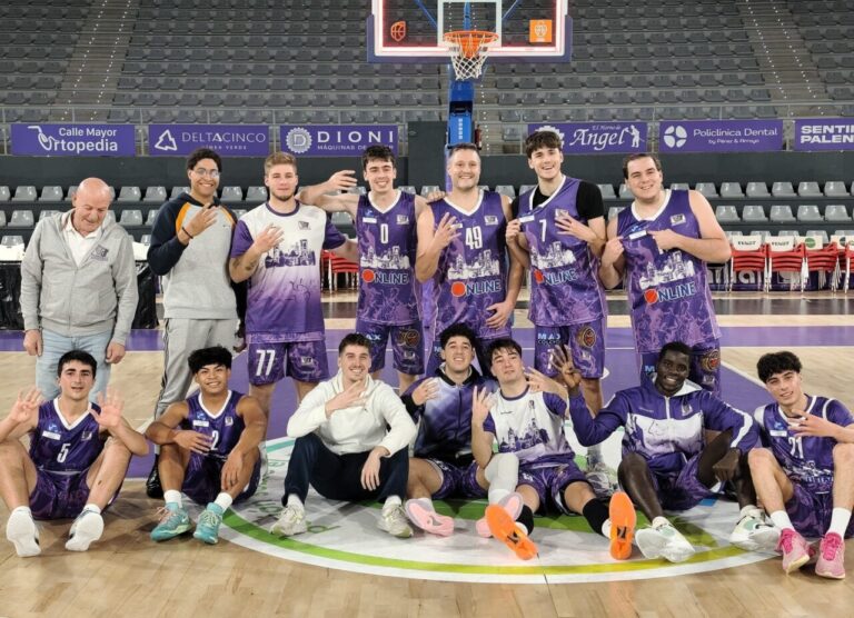 Jugadores del C.B. Palencia Online celebrando su victoria en la cancha