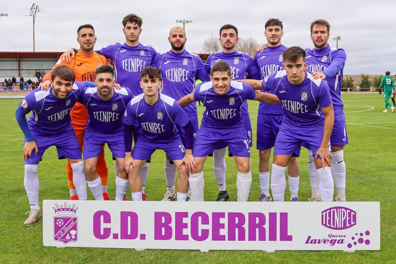 Equipo de fútbol C.D. Becerril posando en el campo