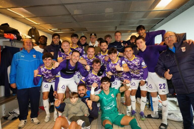 Jugadores del Palencia CF celebrando la victoria en el vestuario tras el partido