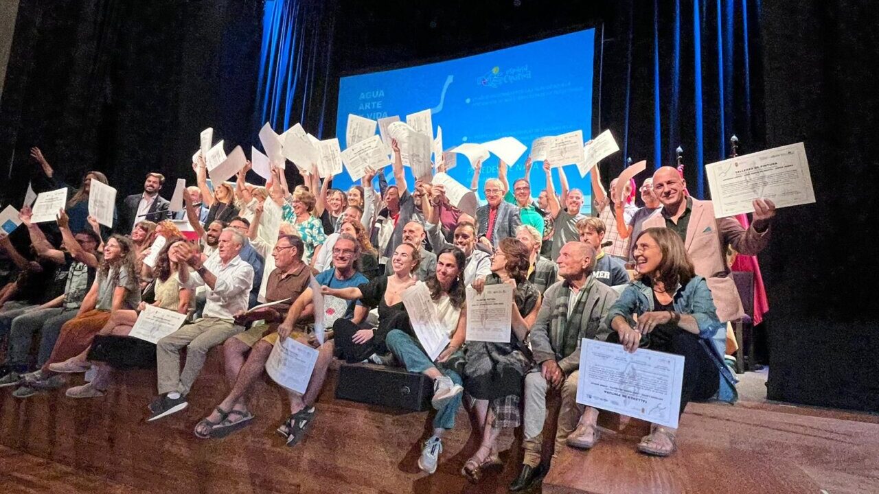 Grupo de personas celebrando en el Centro de Artes Escénicas Jorge Manrique