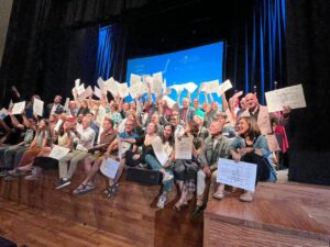 Grupo de personas celebrando en el Centro de Artes Escénicas Jorge Manrique