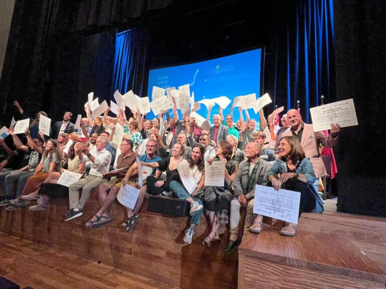 Grupo de personas celebrando en el Centro de Artes Escénicas Jorge Manrique