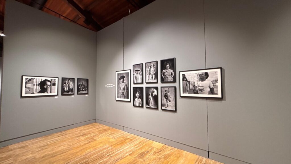 Exposición de fotografías en blanco y negro de Benito Román en el Centro Cultural Provincial