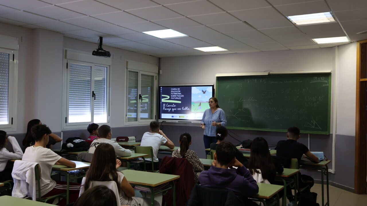Clase sobre paisajes culturales en el Cerrato con estudiantes