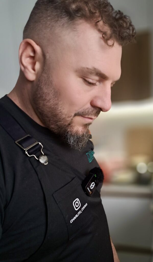 Charlito Cooks, cocinero e influencer en su cocina