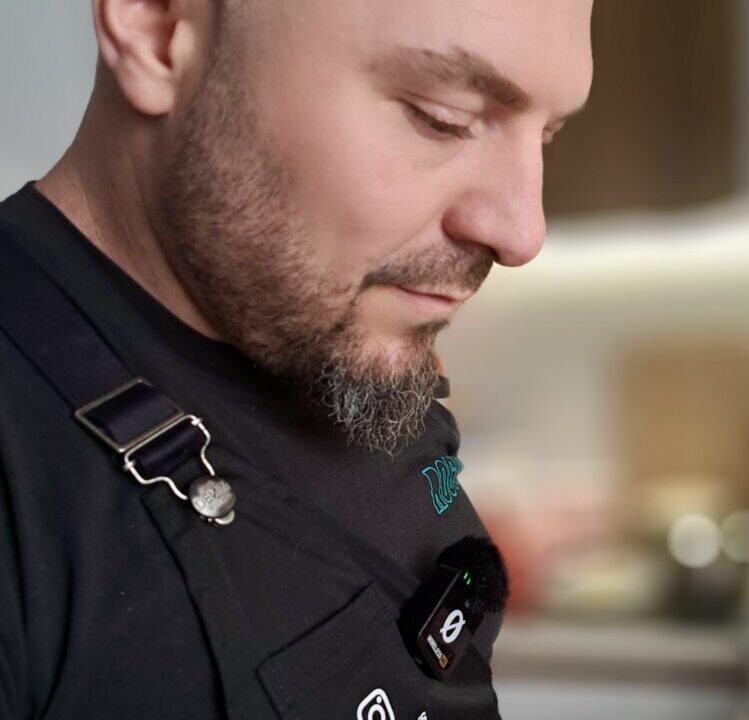 Charlito Cooks, cocinero e influencer en su cocina