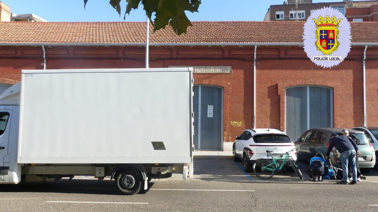 Ciclista herido siendo atendido por la policía tras un accidente con un camión.