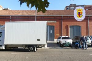 Ciclista herido siendo atendido por la policía tras un accidente con un camión.